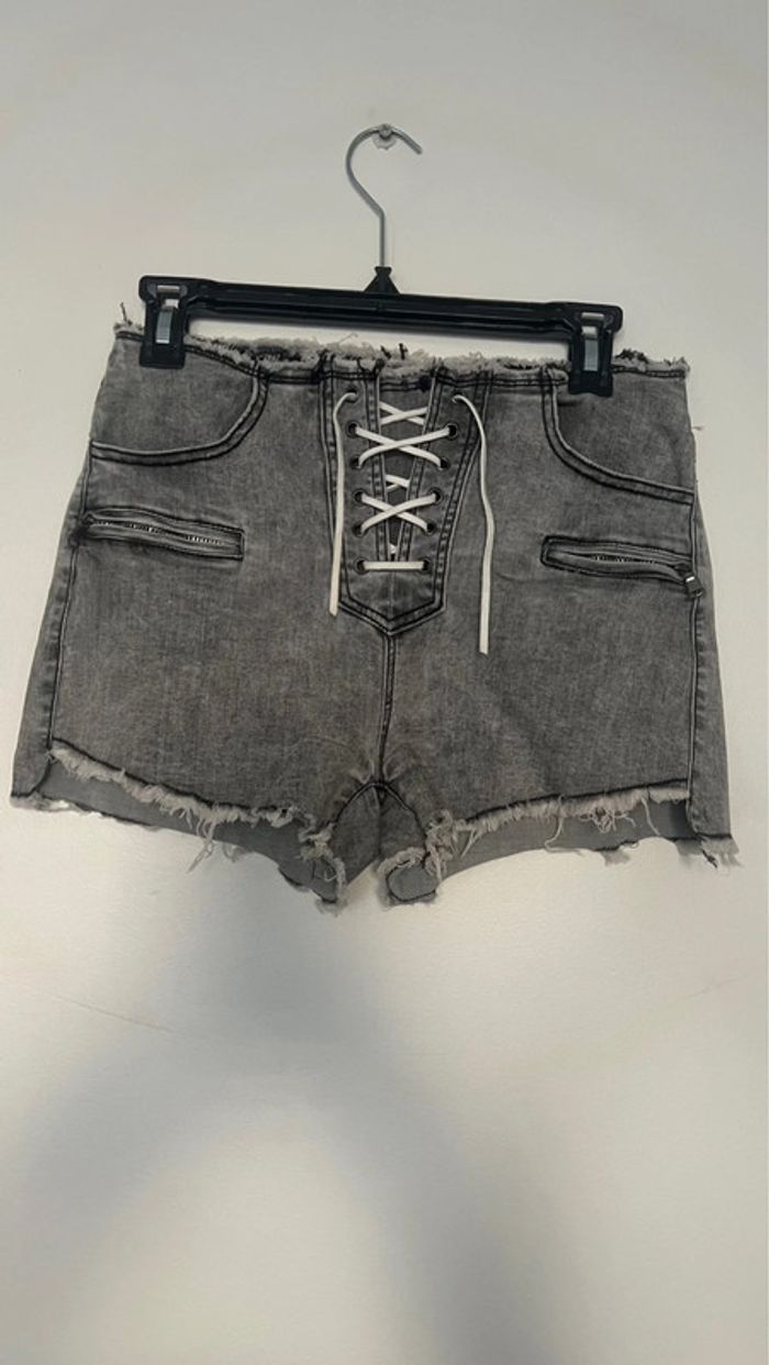 Short en jean gris en parfait état taille 38 marque daysie - photo numéro 3