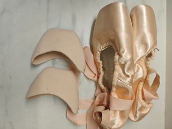Sansha Pointe Shoes REG U-DV et embouts de
protection pour pointesPointes de danse IZY Pointe taille 4W REG.
Portées seulement deux fois, presque neuves,
rubans déjà cousus et prêts à l'emploi.
Semelles propres, satin en très bon état.
Parfaites pour élèv