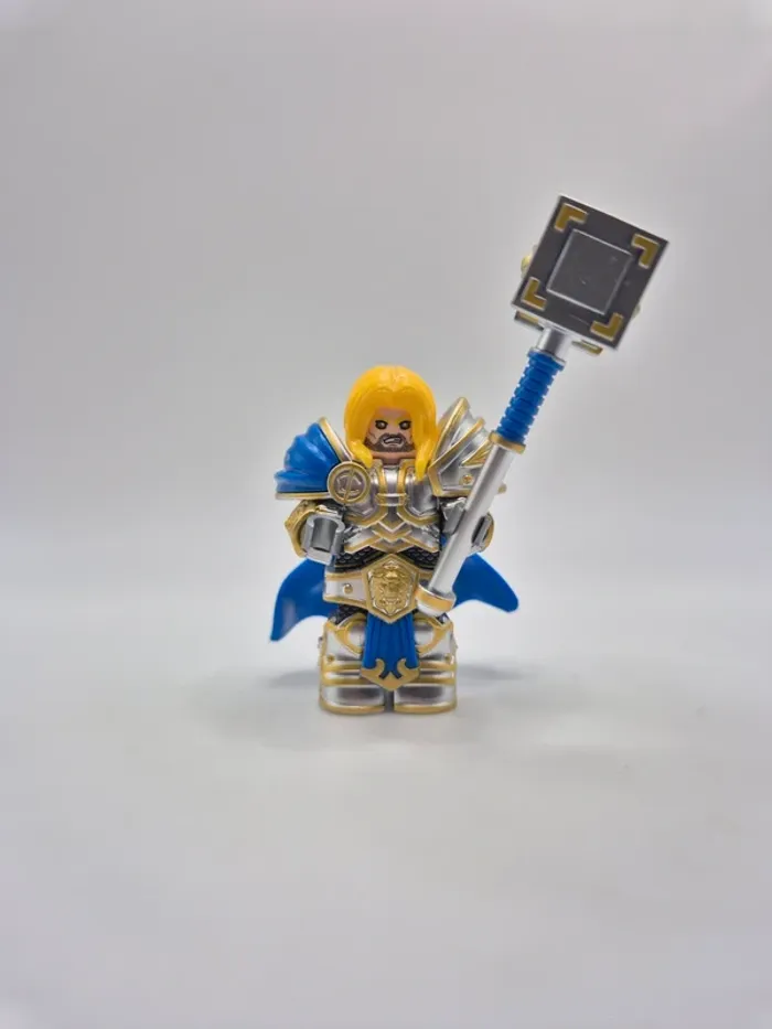 Figurine type lego Arthas soldat humain World Of Warcraft