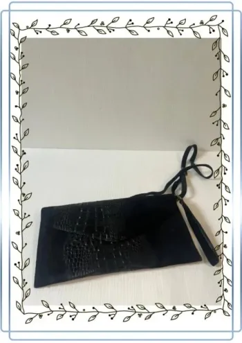 Sac à bandoulière noir en cuir, bon état mais il y'a quelques marques d'usures, 31x16cm