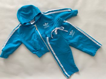 Survêtement bleu avec capuchon Adidas 6 mois