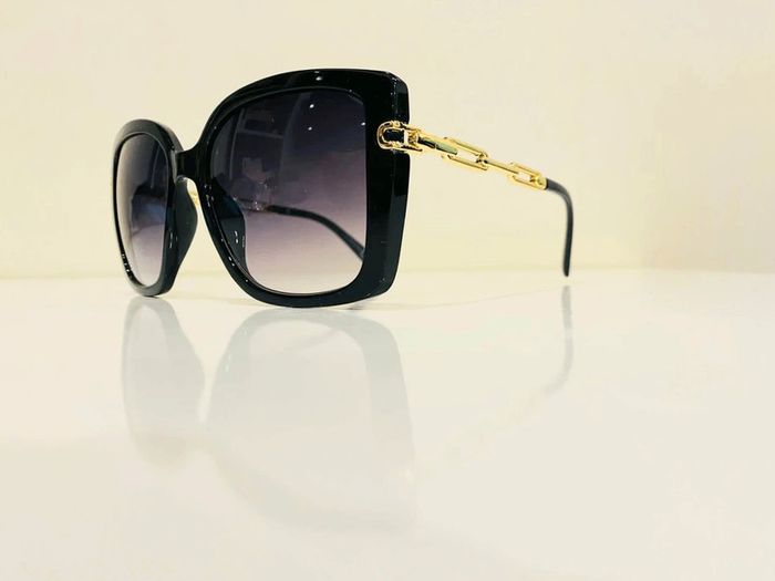 Lunette de soleil femme noire rectangulaire bras en chaîne dorée UV protection catégorie 3 - photo numéro 4