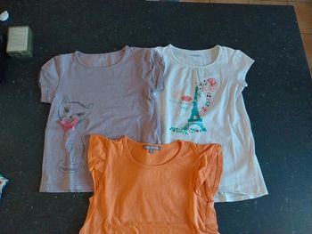 2 tee shirts vertbaudet et 1 vynil fraise 8 ans
