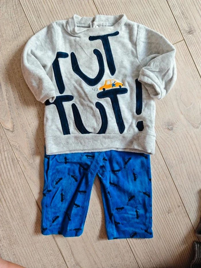 2 pyjamas velours 12 mois - photo numéro 2
