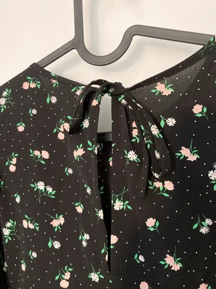 Robe noire à détails fleuris - photo numéro 6