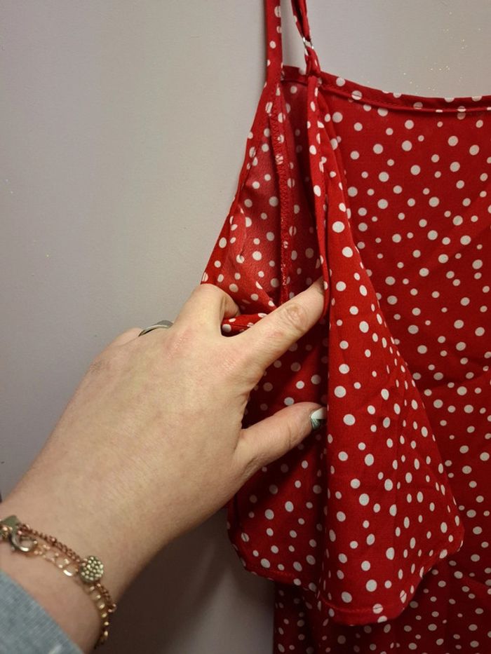 Débardeur rouge épaule dénudé - photo numéro 2