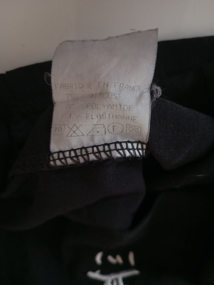 Débardeur noir avec des  bretelles. Taille S . Fermeture éclair. Signes chinois blancs . Viscose polyamide et élasthanne. Très bon état - photo numéro 10
