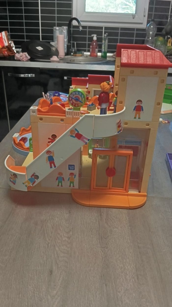Playmobil école + espace crèche
