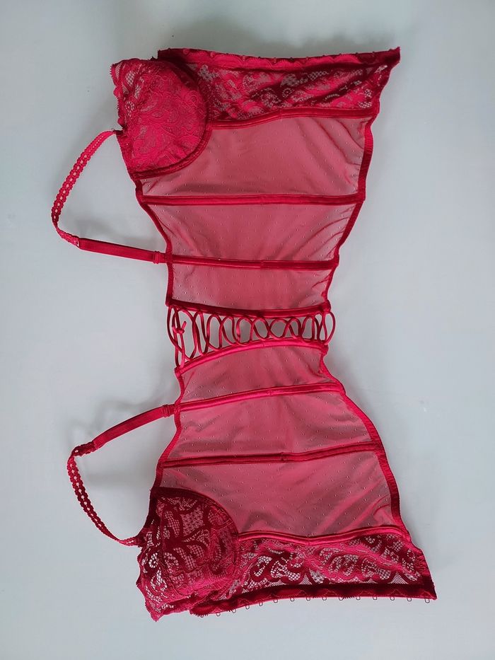 Corset en dentelle rouge - photo numéro 2