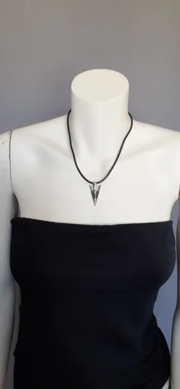 Joli collier avec pendentif tribal.