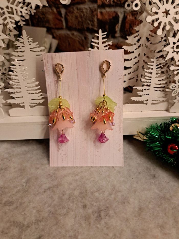 Boucles d'oreilles pendante vertes roses doré