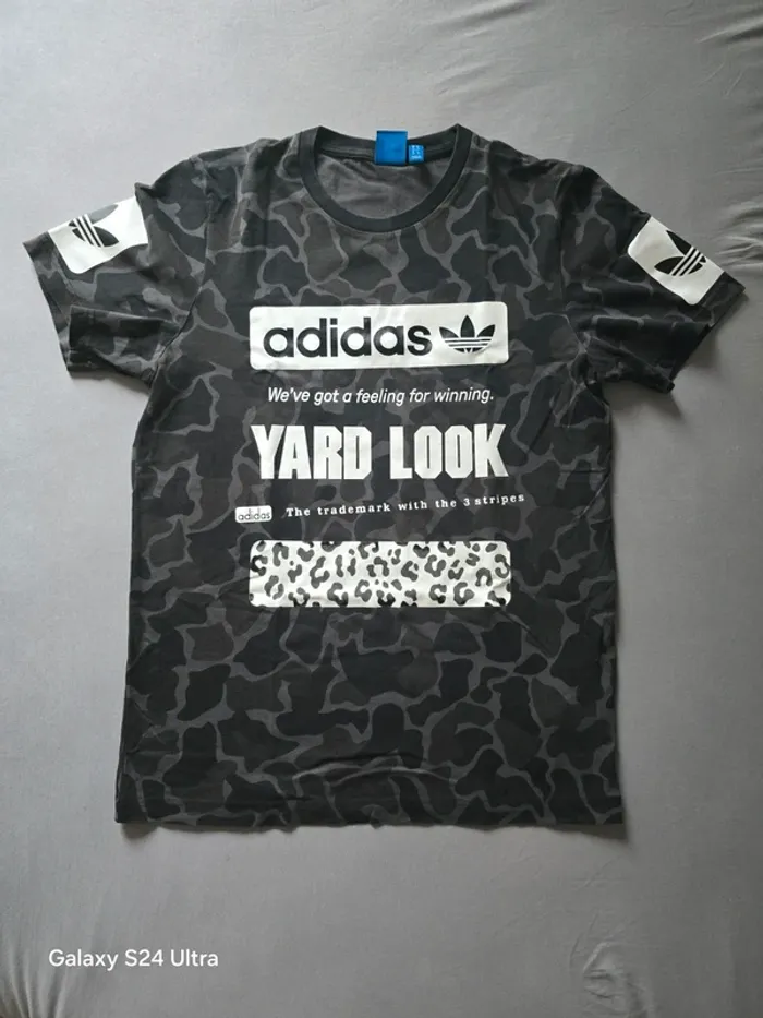 T-shirt Adidas Originals camouflage noir/gris – édition "Yard Look"