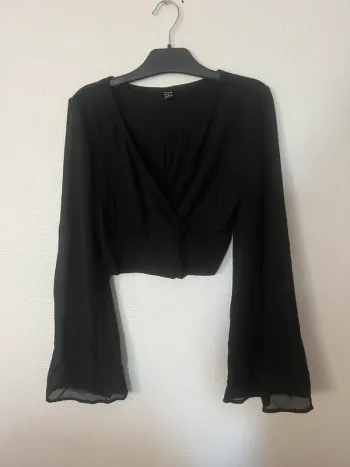 Blouse noire manches transparentes