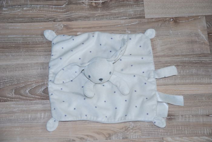 Doudou Plat Carré Lapin Blanc Gris Etoiles Attache tetine Simba Toys