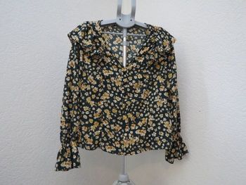 blouse fleurie vert foncé manches longues volantées