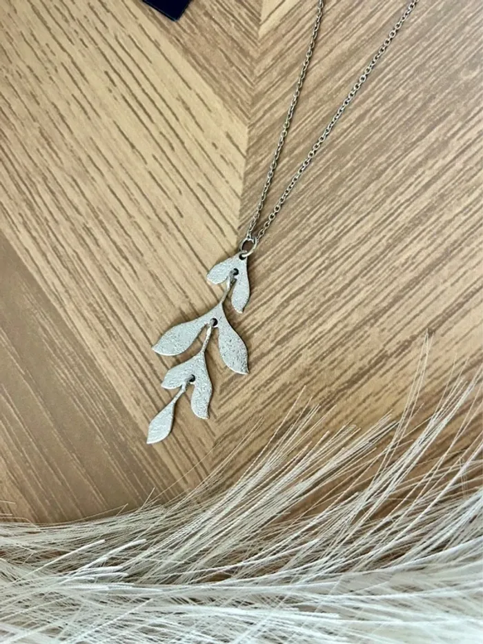 Superbe collier sautoir pendentif argenté avec chaîne Caroll neuf - photo numéro 3