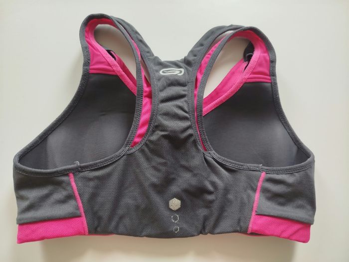 Brassière de sport femme de marque kalenji couleur gris et fushia . taille M
Portée une seule fois. En très bon état. - photo numéro 3