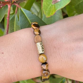 Bracelet en pierres naturelles dans les tons marron avec de l’acier inoxydable doré