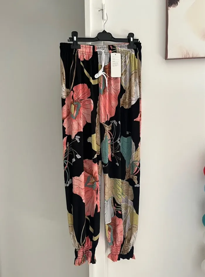 Pantalon léger chevilles serrés noir/multicolore T38/40 neuf avec étiquette