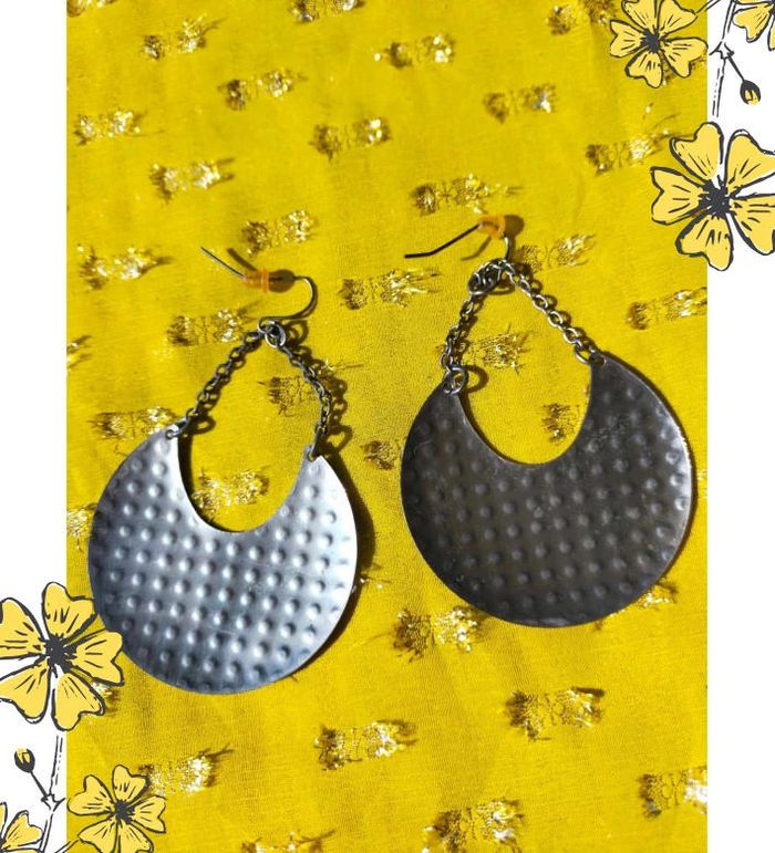 Boucles d’oreilles pendantes argentées style lune – reliefs discrets et chaîne fine - photo numéro 3