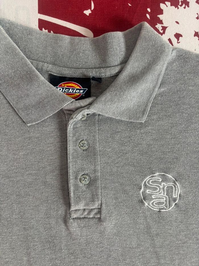 Polo Dickies taille S/M gris logo brodé blanc «sna » - photo numéro 2