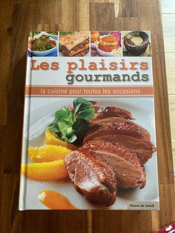 Livre intitulé Les Plaisirs Gourmands