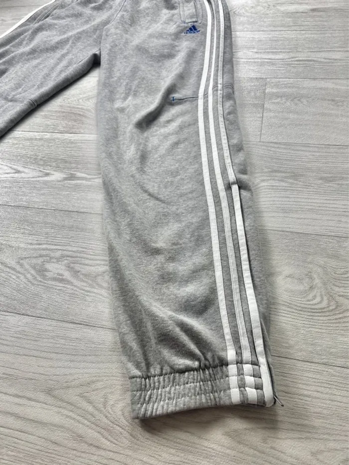 Jogging Adidas gris 3 bandes – Logo bleu – Taille L - photo numéro 3