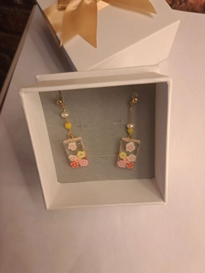 Boucles d'oreilles pendante en résine florale multicolore - photo numéro 9