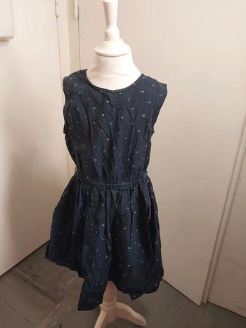 Robe sans manches Kiabi – bleu marine à petits motifs – dos nu – 8 ans
