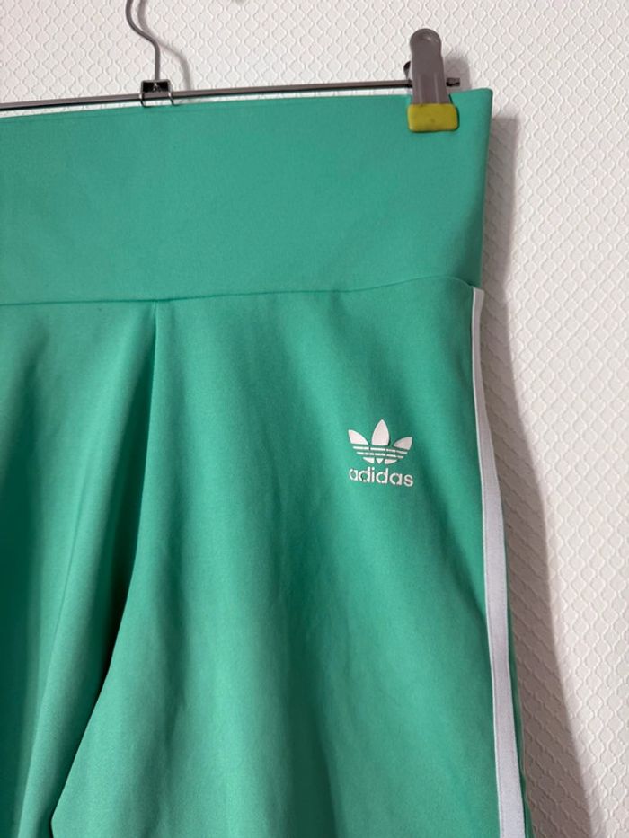 Short vert adidas en bon état taille 34 - photo numéro 2