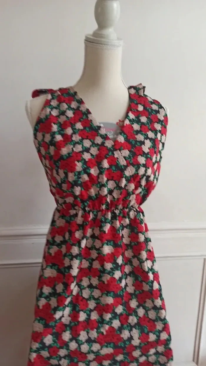 Jolie robe fleurie 38/40 très bon état