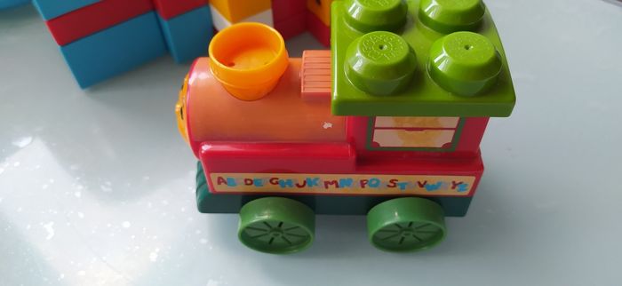 Petit trai megablock et ses briques de Fisher price - photo numéro 3