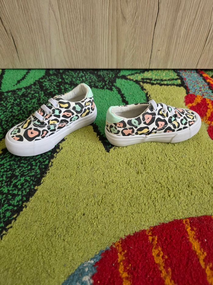 TENNIS BASKETS BÉBÉ FILLE EN TOILE IMPRIMÉ NEUF TAILLE 20 MARQUE GÉMO - photo numéro 2