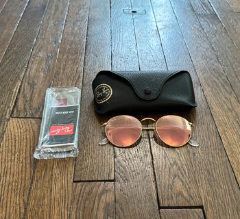 Lunettes Rayban Très peu portées Verres roses et monture doré  Valeur 173 euros