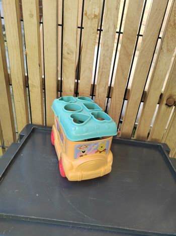 Jeu de forme camion de winnie l'ourson en plastique qui roule disney