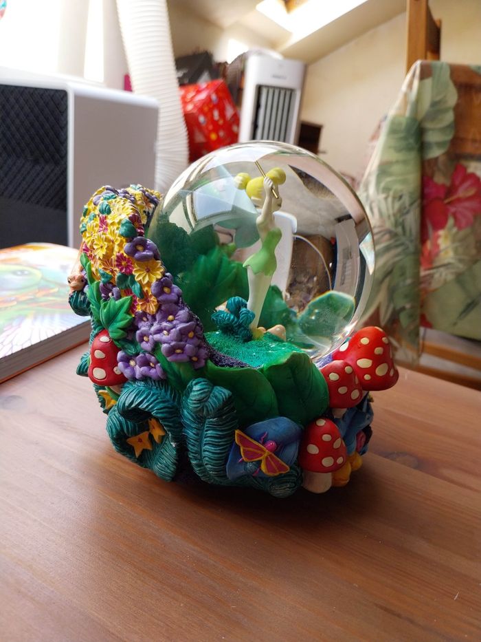 Snowglobe disney disneyland musicale fee clochette - photo numéro 2