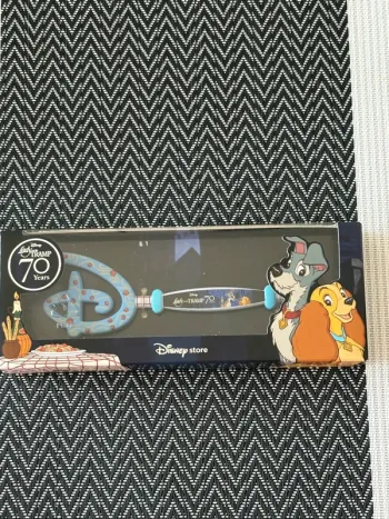 Clé Disney Store 70ème anniversaire La Belle et le Clochard