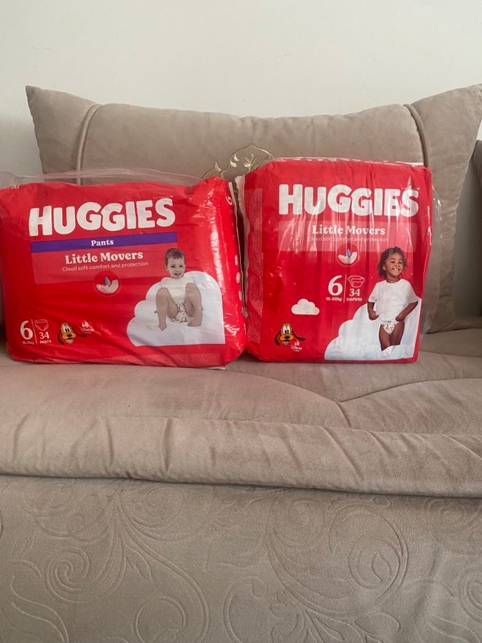 2 sacs de couches Huggies taille 6