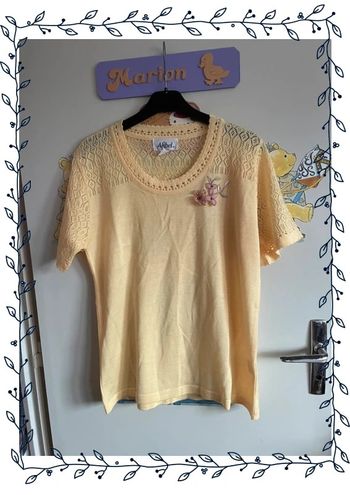 Tee shirt/pull à manches courtes jaune à fleur rose, taille 42/44, marque Afibel