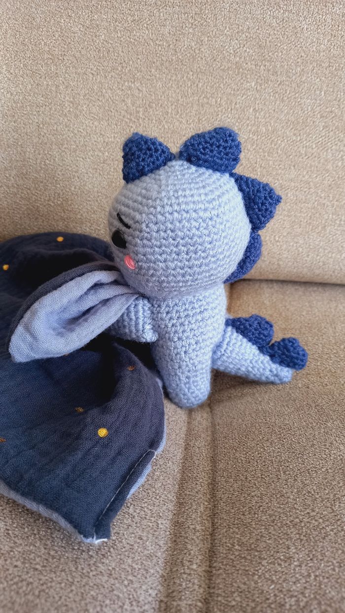 Doudou plat peluche dinosaure amigurumi au crochet bleu - photo numéro 4