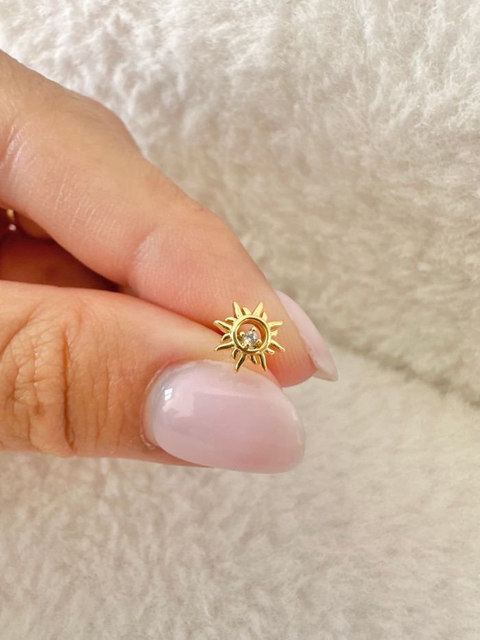 Piercing soleil avec brillant, doré