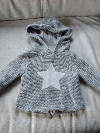 Veste style cape en maille à capuche 1 mois