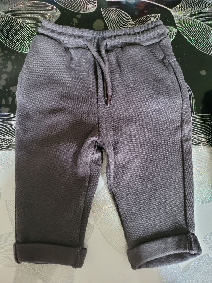 Lot 2 joggings 9 mois - photo numéro 2