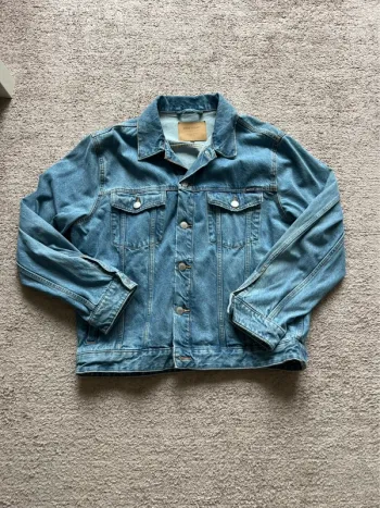 veste en jean bleu