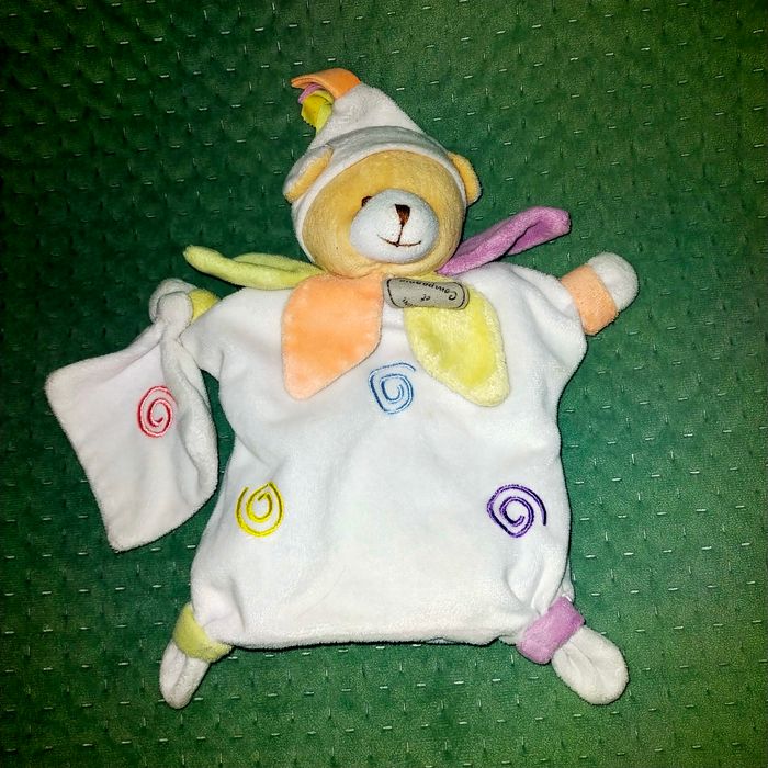 Doudou et compagnie marionnette ours blanc spirale de couleur et petit mouchoir
