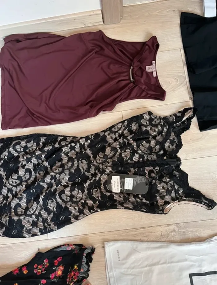 Lot vêtements femme XS - 13 pièces - Nike, Adidas, robe neuve, crop tops - photo numéro 4