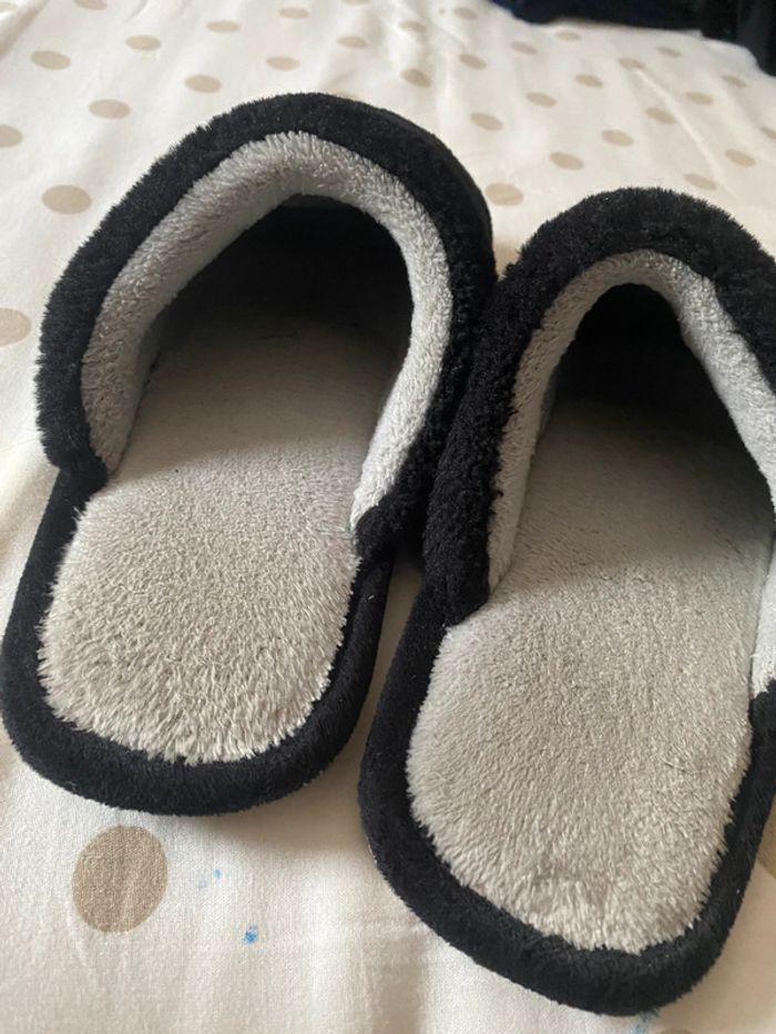 Paire de chaussons, noires et gris tout doux - photo numéro 3