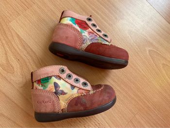 Belle paire de chaussures/bottines en cuir Kickers rose avec hologramme T. 21 fille