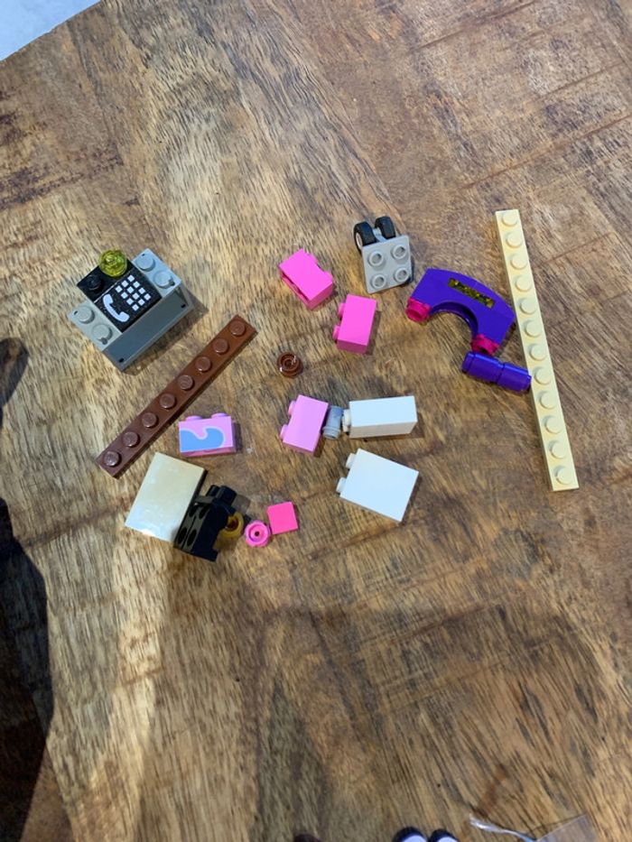 Petit lot de lego dont jambe et téléphone roue - photo numéro 6