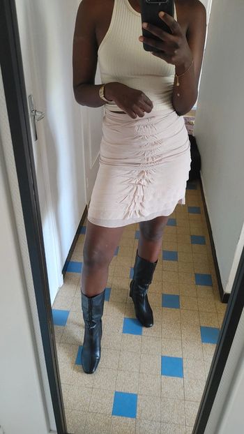 Jupe courte en soie rose volant taille haute